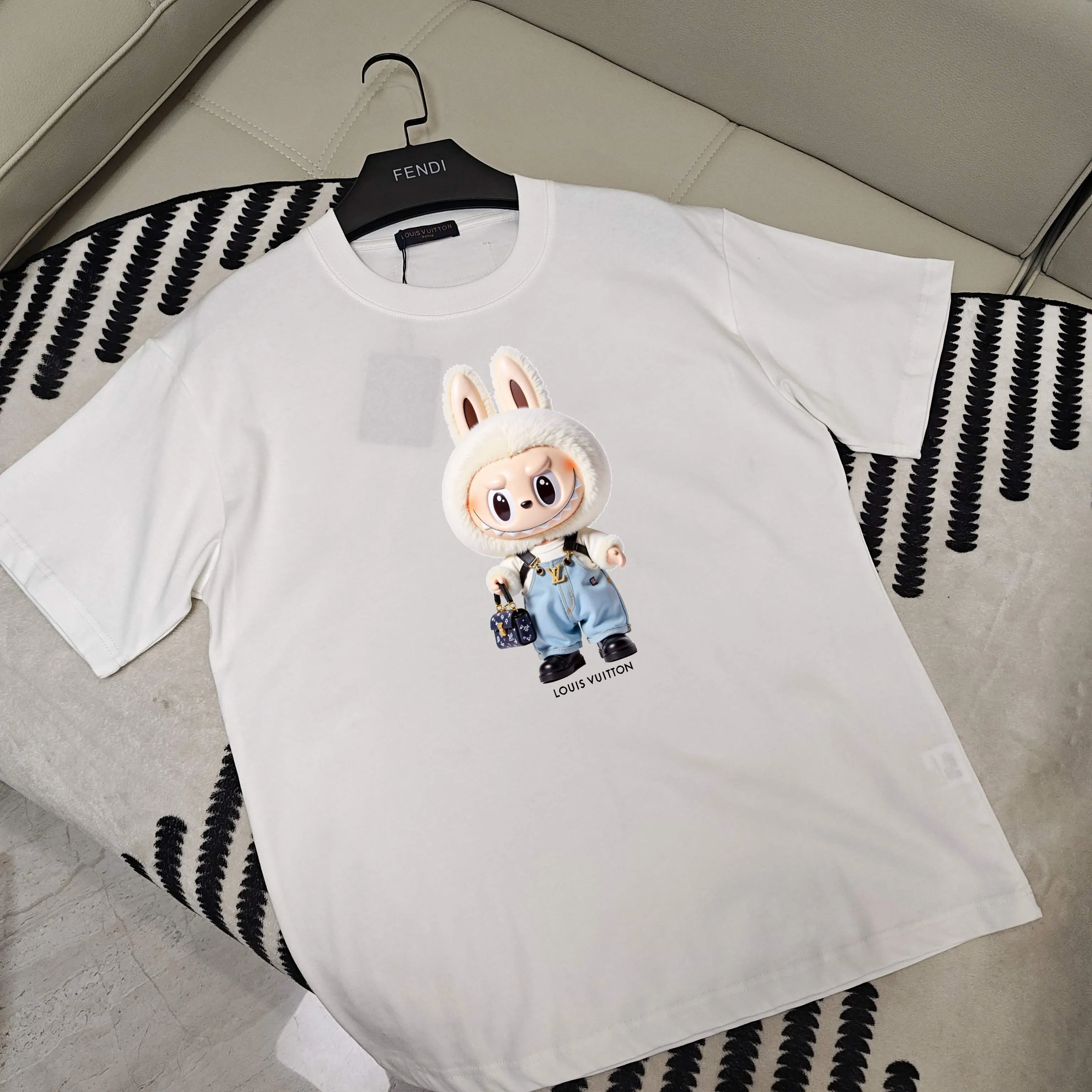 🅿️190 lv co-branded labubu🌟New summer style🎽made of pure cotton fabric, super soft and skin-friendly! High-end hand-painted printing with logo, design embellishment, neat and detailed wiring inside, making the upper body fashionable! High-end and versatile model, the quality is visible! Size: S-XXL Color: black, white